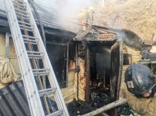 При пожаре в центре Курска пострадали двое взрослых и ребёнок