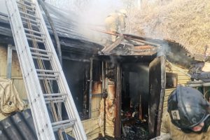 При пожаре в центре Курска пострадали двое взрослых и ребёнок
