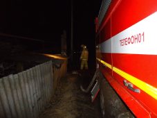 В селе Чапли Курской области рано утром загорелись четыре гаража