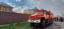 В Курском районе пожар уничтожил две хозпостройки и кровлю дома