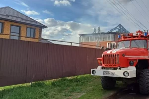 В Курском районе пожар уничтожил две хозпостройки и кровлю дома