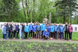 Курские депутаты убрали территорию Мемориала «Жертвам фашизма»