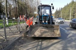 Дороги в Курске убирают 57 рабочих и 44 единицы техники
