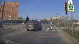 В Курске автомобилист едва не сбил женщину с ребенком на переходе