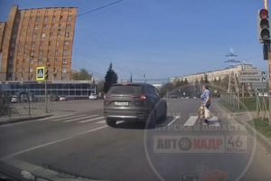 В Курске автомобилист едва не сбил женщину с ребенком на переходе