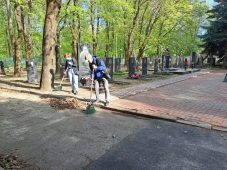 В Курске активисты убрали территорию около памятников Степану Перекальскому и Михаилу Булатову