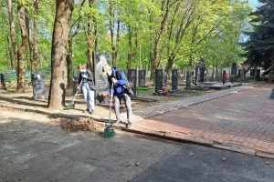 В Курске активисты убрали территорию около памятников Степану Перекальскому и Михаилу Булатову