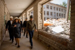 Роман Старовойт осмотрел ход ремонта в некоторых школах Курска