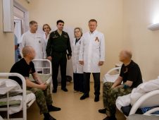 Роман Старовойт в преддверии Дня Победы навестил военнослужащих в больнице