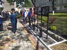 В Курском политехническом колледже открыли Аллею памяти в честь погибших на СВО