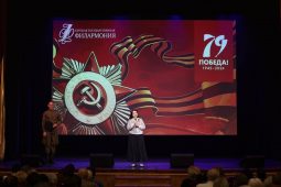 В Курске накануне Дня Победы прошел праздничный концерт для ветеранов войны и труда