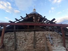 В Горшеченском районе Курской области ураган сорвал крышу с храма