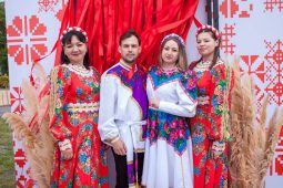 В Курском «Парке мельниц» состоялся праздник Красная горка для семейных пар