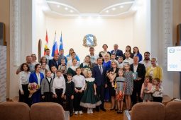 Лучшие семьи Курска получили премии главы города