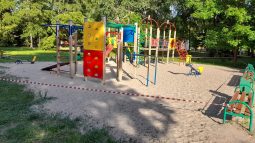 В Курске в парке «Боева дача» начался ремонт детской площадки