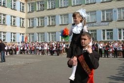 В школах Курской области последние звонки проведут в актовых и спортивных залах