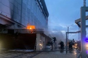 В торговом центре Курска рано утром горела летняя веранда ресторана