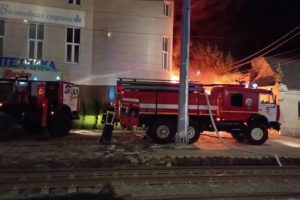 Ночью в Курске горел трёхэтажный магазин сантехники