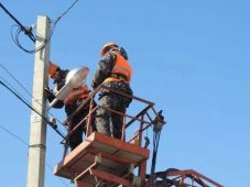 Курские электрики продолжают ремонтировать уличное освещение
