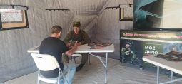 В Курске работал мобильный пункт отбора на службу по контракту