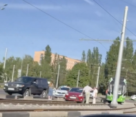 В Курске автомобиль оказался на трамвайных путях