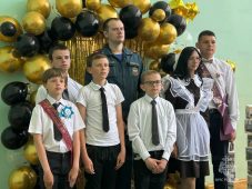 В Курской области школьников наградили за спасение пенсионерки