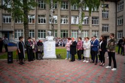 В школе №43 Курска открыли Тимуровский сквер