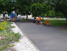 В Курске 30 рабочих и 11 единиц техники убирают парки и скверы