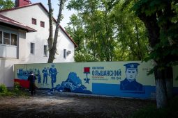 В Курске на Сумской появились граффити с изображениями известных людей