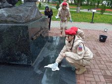 Курские юнармейцы приводят в порядок памятные знаки и места воинских захоронений