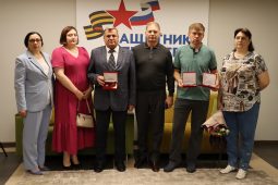 В Курске родителям участников СВО вручили награды «Мать Героя» и «Отец Героя»