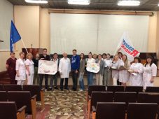 Активисты «Молодой гвардии» поздравили сотрудников Курской областной детской клинической больницы
