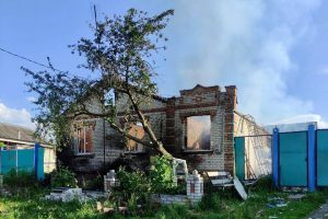 В Курской области добровольцы помогли потушить дом после атаки ВСУ