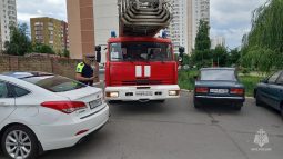 В Курске сотрудники ГАИ и МЧС провели эксперимент по проезду спецтехники во дворах