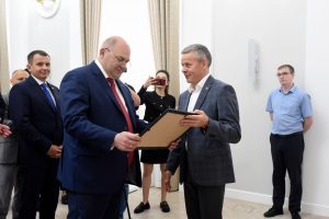 Врио губернатора Алексей Смирнов посетил выставку к 90-летию Курской области
