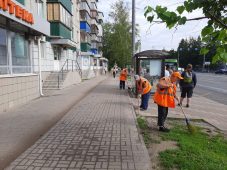 В Курске убирают дороги 58 рабочих и 44 единицы техники