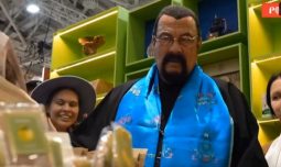 Актер Стивен Сигал приобрел курский мед на выставке «Россия»