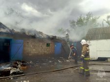 В Курской области из-за удара молнии загорелась хозпостройка