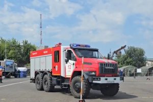 В Курске пожарные соревновались в скоростном маневрировании на машинах