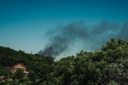 В центре Курска тушат пожар