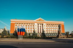 Александр Хинштейн поздравил курян с Днём весны и труда