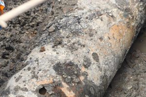 В Курске на улице Почтовой проводят срочный ремонт повреждённого участка теплосети