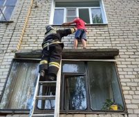 Курские спасатели помогли мальчику, который решил выйти на улицу через окно