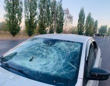 В Курской области вылетевший камень пробил лобовое стекло автомобиля