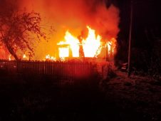 В Курске бездомные сожгли постройку