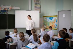 Глава Курска поздравил педагогов с профессиональным праздником