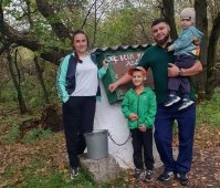 Курянин восстановил заброшенный старинный колодец