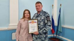 В Курске наградили девушку, которая помогла найти ребенка