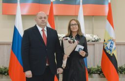 Алексей Смирнов вручил награды отличившимся педагогам Курской области