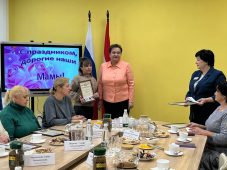 Приемным многодетным семьям из курского приграничья вручили удостоверения нового образца